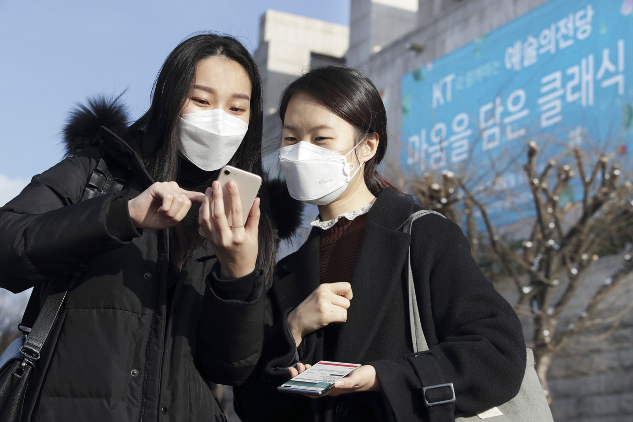 KT 관계자들이 ‘마음을 담은 클래식’ 입장권을 예매하고 있다. [KT 제공]