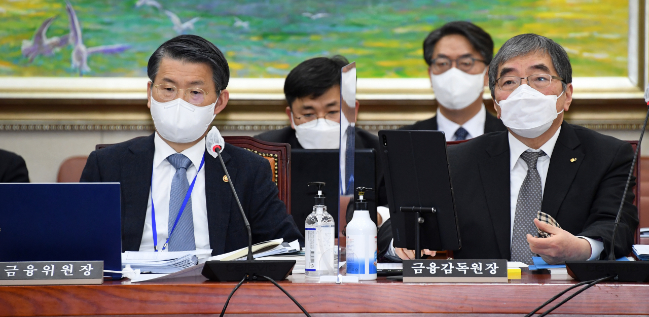 은성수 금융위원장(왼쪽), 윤석헌 금융감독원장이 17일 국회에서 열린 정무위원회 전체회의에 출석하고 있다. 이상섭 기자/babtong@heraldcorp.com