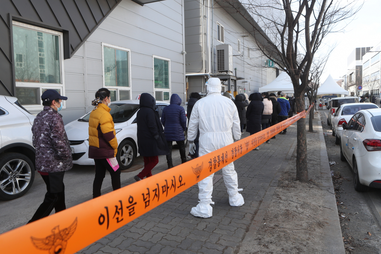 17일 경기도 남양주시 진건읍 진관산업단지에서 근로자들이 신종 코로나바이러스 감염증(코로나19) 검사를 위해 줄지어 대기하고 있다. 이 산업단지의 한 공장에서 직원 114명이 코로나19 확진 판정받았다. [연합]