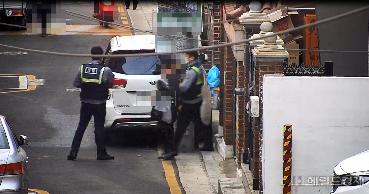 지난 10일 오후 금천구 U통합운영센터 관제 요원들의 경로 추적 도움을 받아 경찰이 폭력범을 현장에서 붙잡고 있다. [금천구 제공]