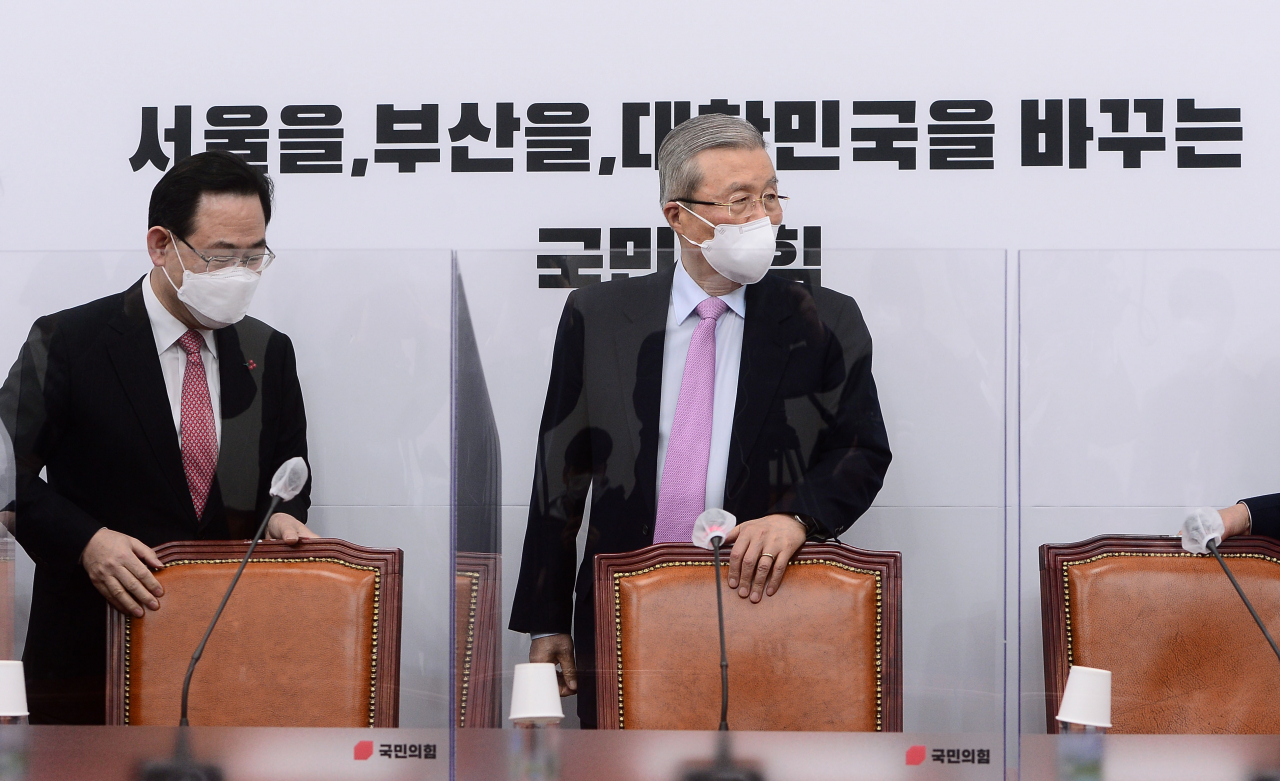 김종인 국민의힘 비상대책위원장과 주호영 원내대표가 18일 오전 서울 여의도 국회에서 열린 비상대책위원회의에 참석하고 있다. [이상섭 기자/babtong@heraldcorp.com]