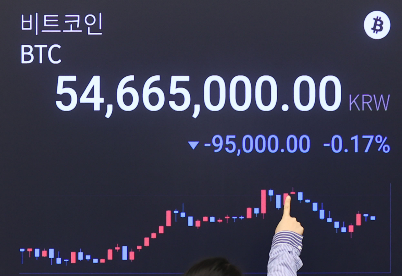 비트코인 가격은 16일밤 5만584달러까지 오르며 사상 처음 5만달러 선을 돌파했다. 사진은 17일 오전 서울 강남구 암호화폐 거래소 업비트 라운지 시세 전광판에 표시된 비트코인 시세. 연합뉴스