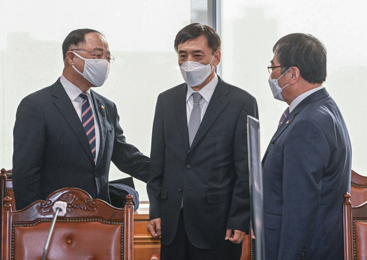 홍남기 경제부총리 겸 기획재정부 장관(왼쪽부터)과 이주열 한은총재, 윤석헌 금감위원장이 18일 오전 서울 중구 명동 은행회관에서 열린 거시경제 금융 회의에서 대화하고 있다. [연합]