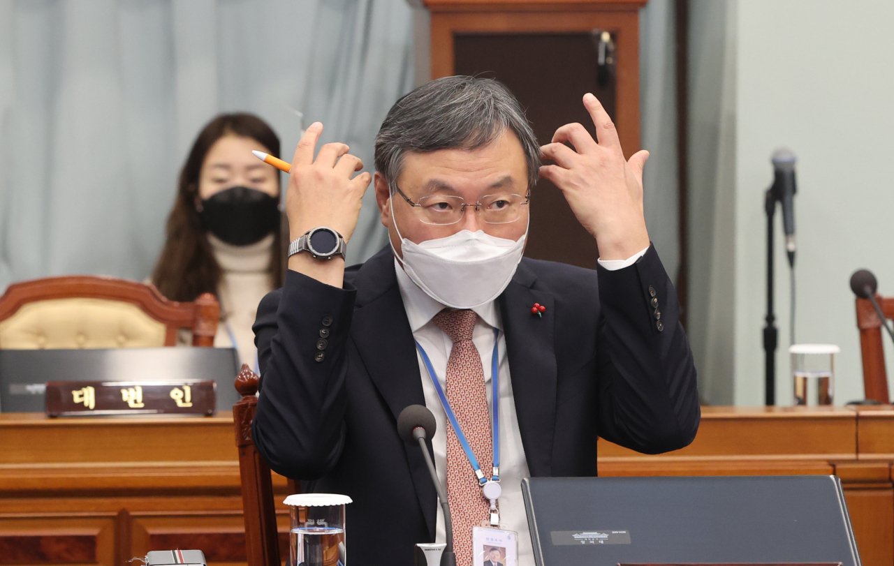 지난 5일 청와대에서 열린 국무회의에 참석한 신현수 민정수석. [연합]
