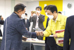 취임직후 관광업계 대표들을 만난 황희(오른쪽) 문체부 장관