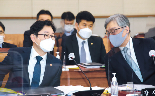 박범계 법무부 장관(왼쪽)과 최재형 감사원장이 18일 국회에서 열린 법제사법위원회 전체회의에서 대화하고 있다. 박 장관은 검찰인사를 놓고 신현수 청와대 민정수석과 갈등을 빚은 것으로 알려졌고, 최 원장은 월성원전 가동중단 및 경제성 평가와 관련한 산업통상자원부 감사로 논란을 불러왔다. 이상섭 기자
