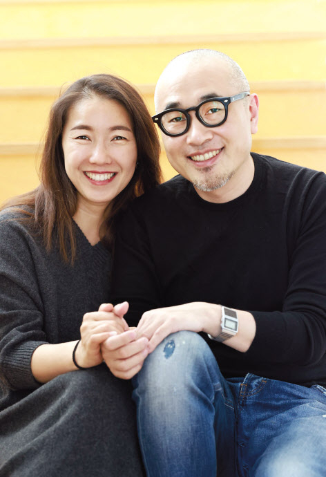 국내 배달 앱 1위 ‘배달의민족’ 창업자인 김봉진(45) 우아한형제들 의장이 자신의 재산 절반 이상을 사회에 환원한다. 우아한형제들은 18일 김 의장이 세계적 기부클럽인 ‘더기빙플레지(The Giving Pledge)’ 219번째 기부자로 등록됐다고 밝혔다. 사진은 김봉진 의장과 부인 설보미 씨. [연합]