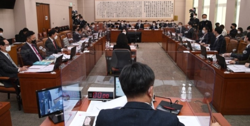 18일 국회에서 열린 법제사법위원회 전체회의에서 윤호중 위원장이 이용구 법무부 차관의 고열로 인한 불출석사유와 관련해 정회를 선언하고 있다.[연합]