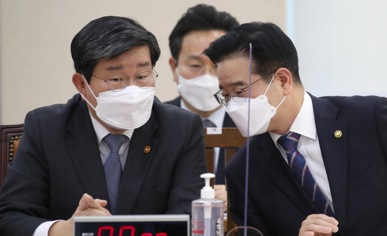 전해철 행정안전부 장관(왼쪽)이 18일 국회에서 열린 행정안전위원회 전체회의에서 김창룡 경찰청장과 논의하고 있다. 이상섭 기자