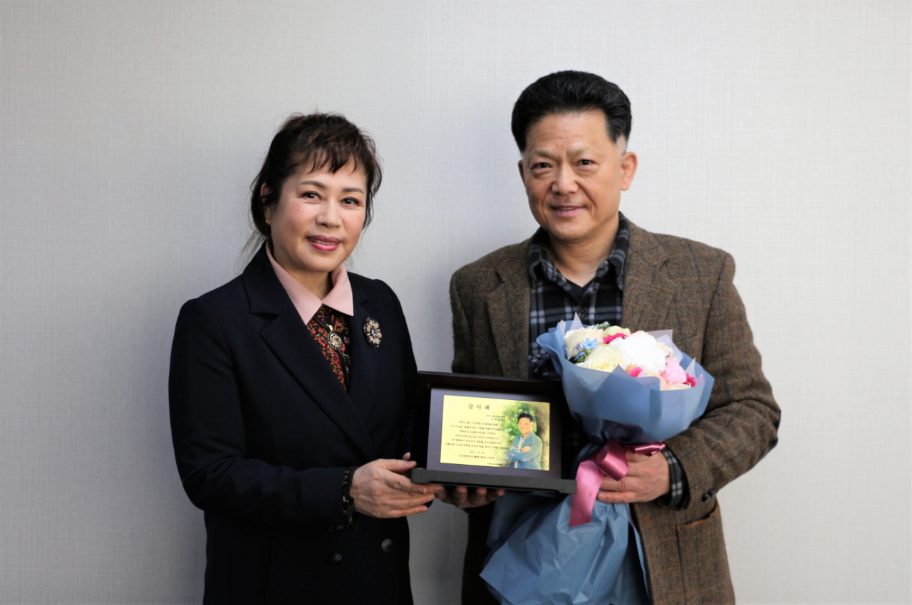 이자연 대한가수협회 회장과 정희섭 한국예술인복지재단 대표 [대한가수협회 제공]