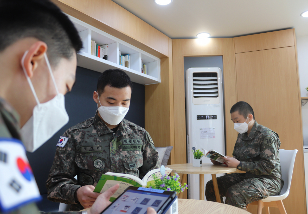 롯데가 경기도 양주에 위치한 육군본부 25사단 70연대에 기증한 '청춘책방' 45호점을 이용하는 장병들의 모습. [롯데 제공]