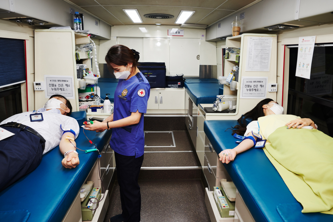 2019년 9월 새마을금고중앙회 임직원들이 서울 강남구 삼성동 본부회관을 방문한 헌혈버스에서 헌혈에 참여하고 있다.[새마을금고 제공]