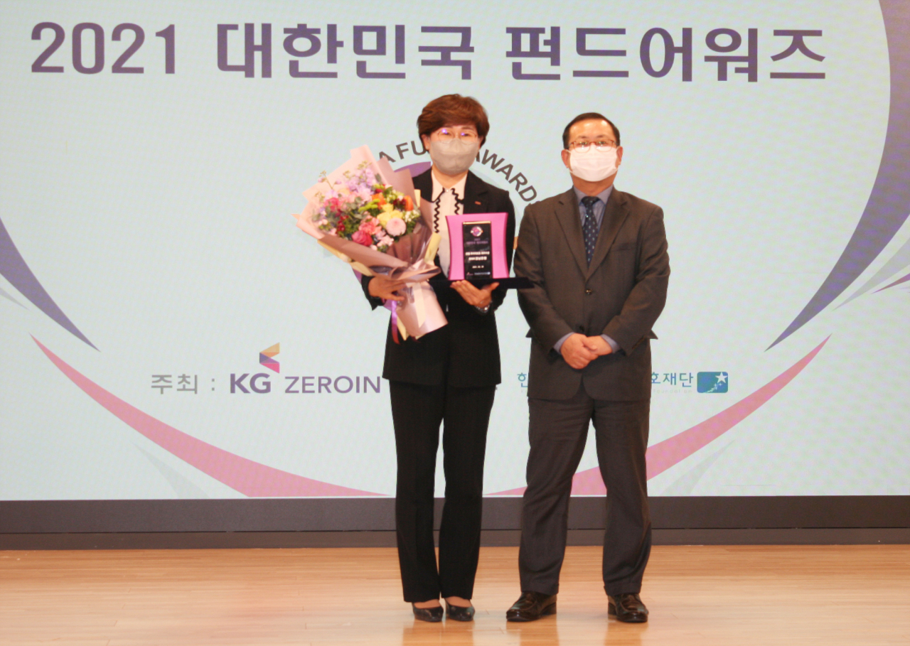 BNK경남은행 이정원 상무(사진 왼쪽)가 한국금융투자자보호재단 고인묵 상무로부터 투자자보호 부문 최우수상 상패를 받고 있다.[경남은행 제공]
