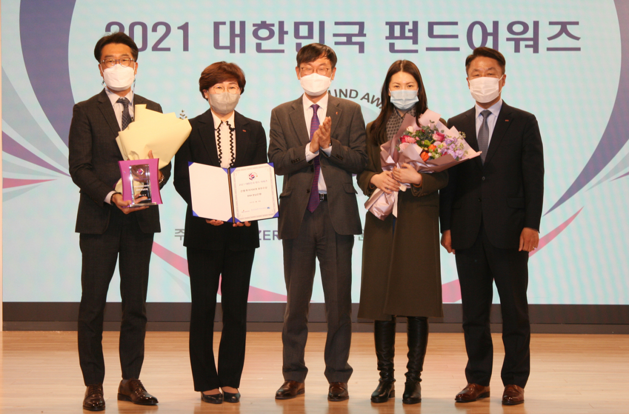 BNK경남은행 이정원 상무(사진 왼쪽 두번째)가 투자자보호 부문 최우수상 상패를 받은 뒤 기념촬영하고 있다.[경남은행 제공]