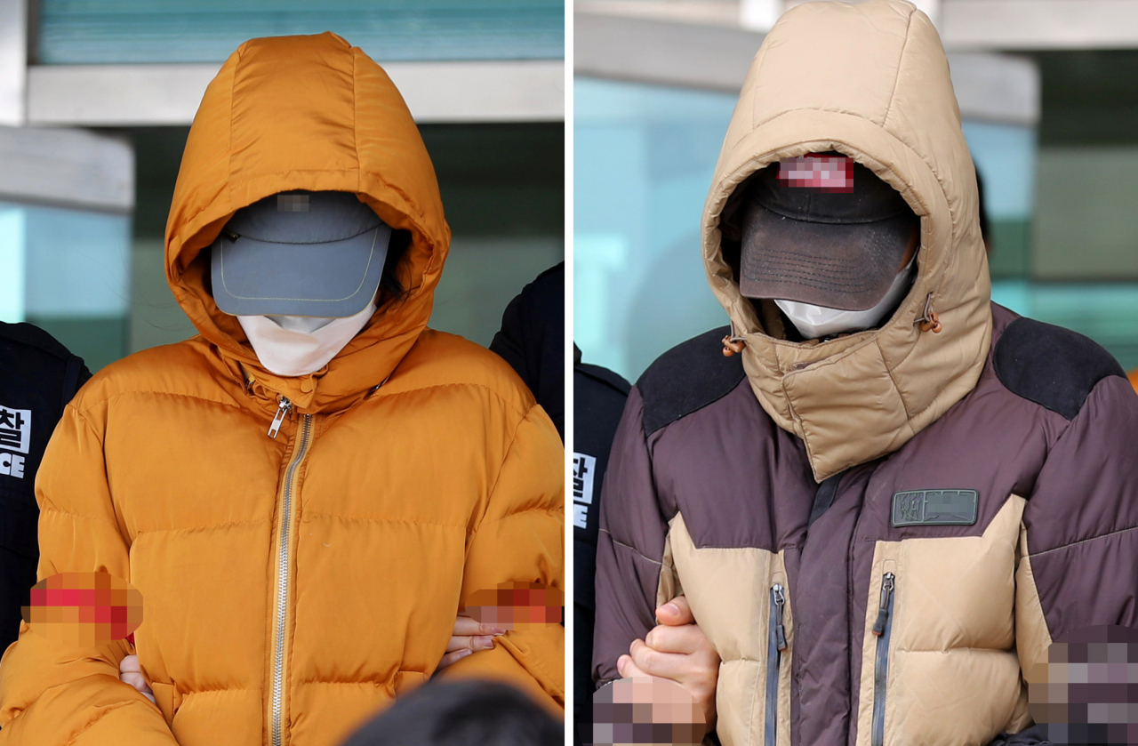 생후 2주 된 아들을 폭행해 살해한 혐의로 검찰에 송치된 남편 A(24·오른쪽)씨와 아내 B(22)씨가 18일 오후 전북 전주덕진경찰서 유치장에서 걸어 나오고 있다. [연합]