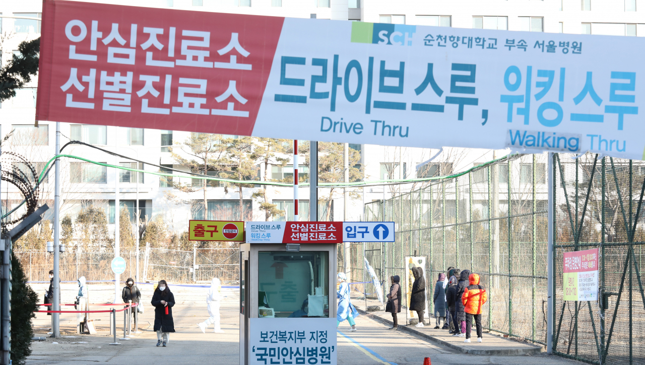 18일 오전 용산구 순천향대 서울병원 임시선별진료소에서 시민들이 코로나19 검사를 기다리고 있다. 중앙방역대책본부는 이날 0시 기준 코로나19 신규 확진자는 621명이라고 밝혔다. 연합뉴스