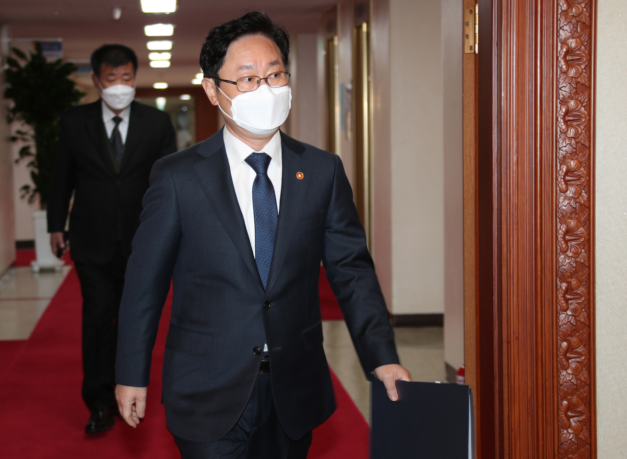 박범계 법무부 장관이 16일 정부서울청사에서 열린 국무회의에 참석하고 있다. [연합]