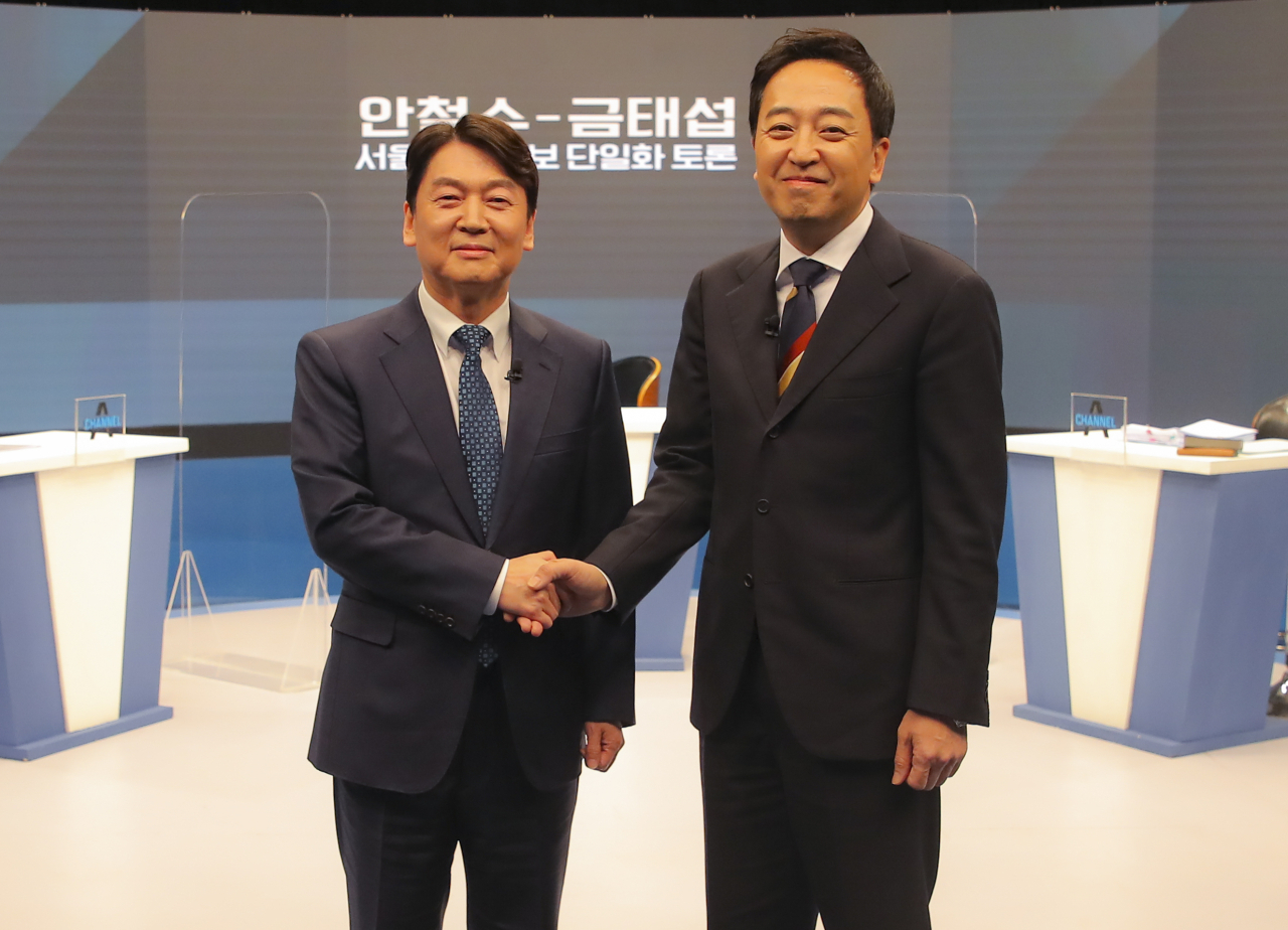 서울시장 재보궐 선거에 출마한 국민의당 안철수 예비후보(왼쪽)와 무소속 금태섭 예비후보가 18일 상암동 채널에이 사옥에서 열린 단일화를 위한 토론에 앞서 악수하고 있다. [연합]