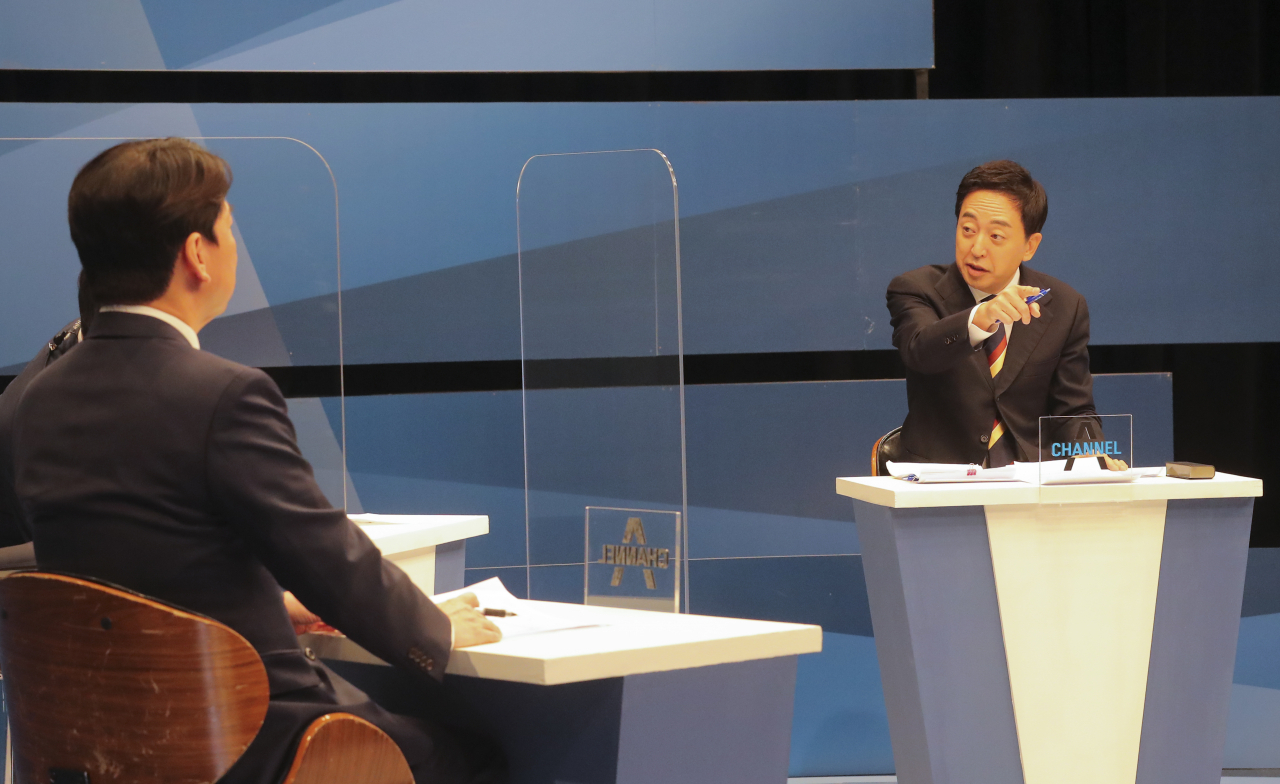 서울시장 재보궐 선거에 출마한 무소속 금태섭 예비후보(오른쪽)가 18일 상암동 채널에이 사옥에서 국민의당 안철수 예비후보(왼쪽)와 단일화를 위한 토론을 하고 있다. [연합]