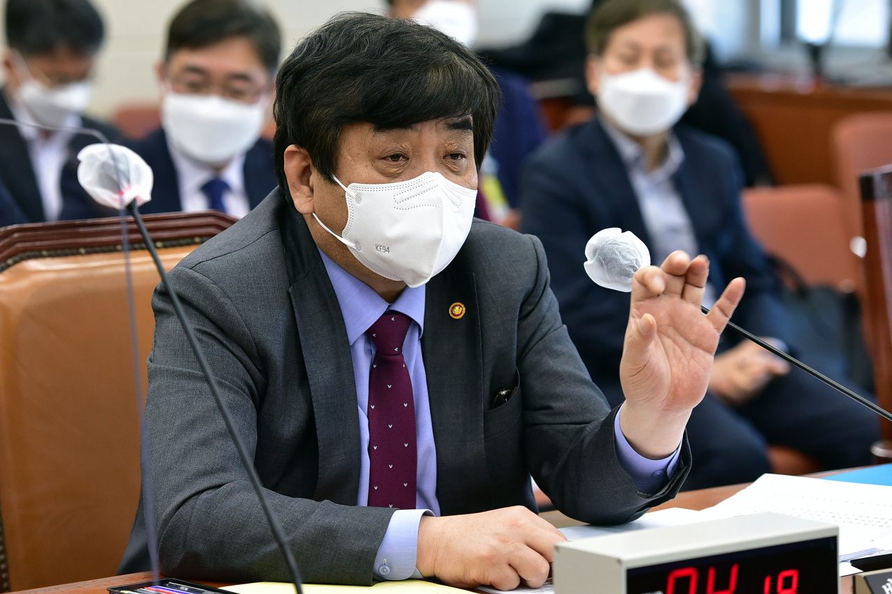 한상혁 방통위원장이 과방위 전체회의에서 답변하고 있다 [연합]