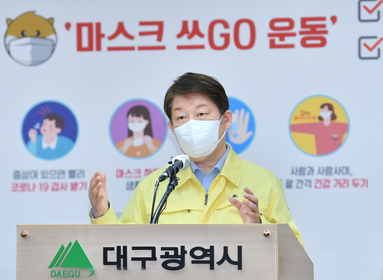 권영진 시장이 18일 대구시청에서 코로나19 대구 확진자 발생 1년을 맞아 대시민 담화문을 발표하고 있다.[대구시 제공]