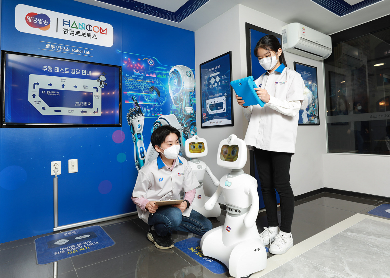 키자니아 신규 체험관 ‘로봇 연구소’에서 어린이들이 AI 로봇 ‘토키’를 활용한 체험에 참여하고 있다.