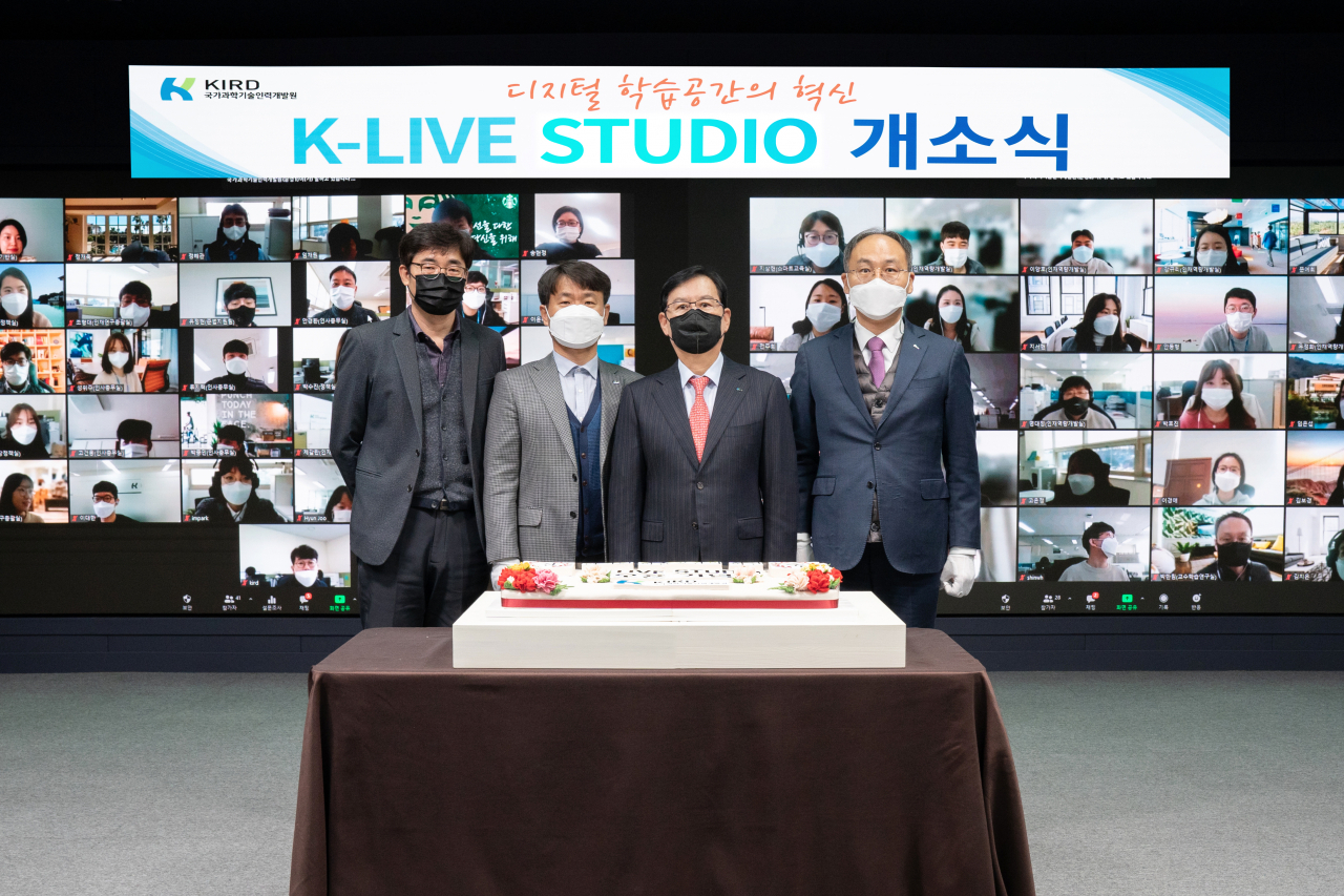 K-라이브 스튜디오 개소식 모습. 왼쪽부터 김주봉 인재연구본부장, 윤현진 경영전략본부장, 박귀찬 원장, 이봉락 인재교육본부장.[KIRD 제공] K-라이브 스튜디오 교육장 전경.[KIRD 제공]