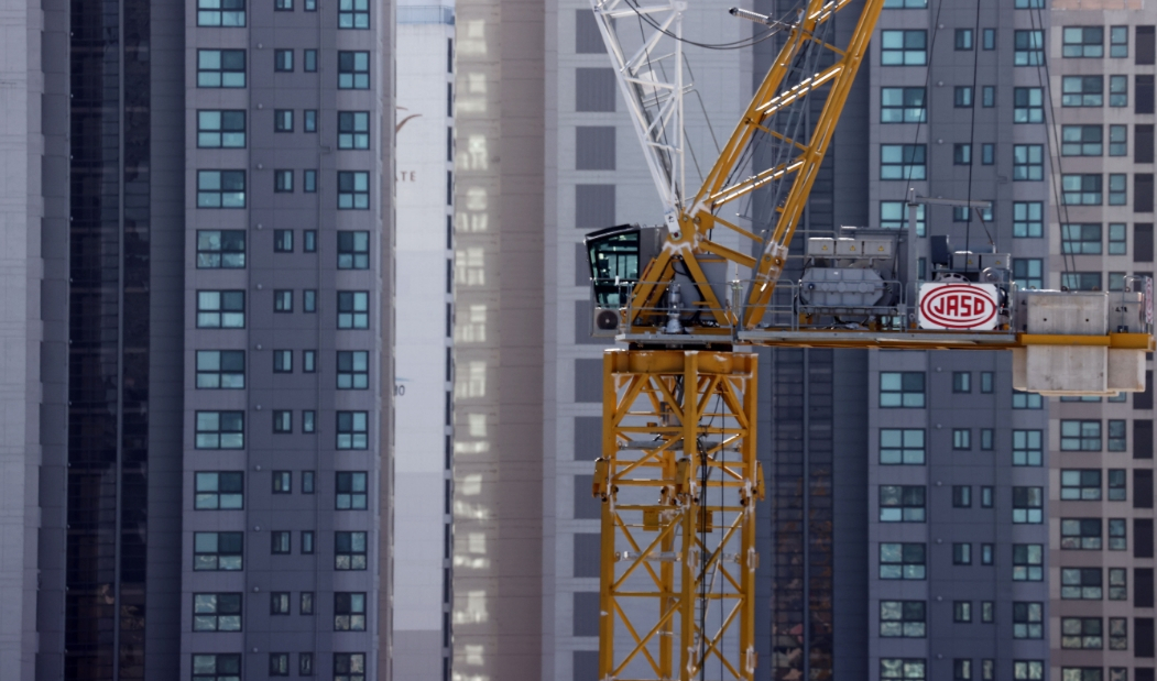 산업재해나 대형사고가 났을 때 기업과 경영자 처벌을 강화하는 중대재해 처벌법이 지난 1월 8일 국회 본회의를 통과했다. 중대재해법은 산재나 사고로 사망자가 나오면 안전조치를 미흡하게 한 사업주나 경영 책임자를 1년 이상 징역이나 10억원 이하 벌금으로 처벌하도록 한다. 법인이나 기관도 50억원 이하의 벌금형에 처한다. 사진은 이날 오후 서울 시내 한 아파트 재건축 공사 현장. [연합]