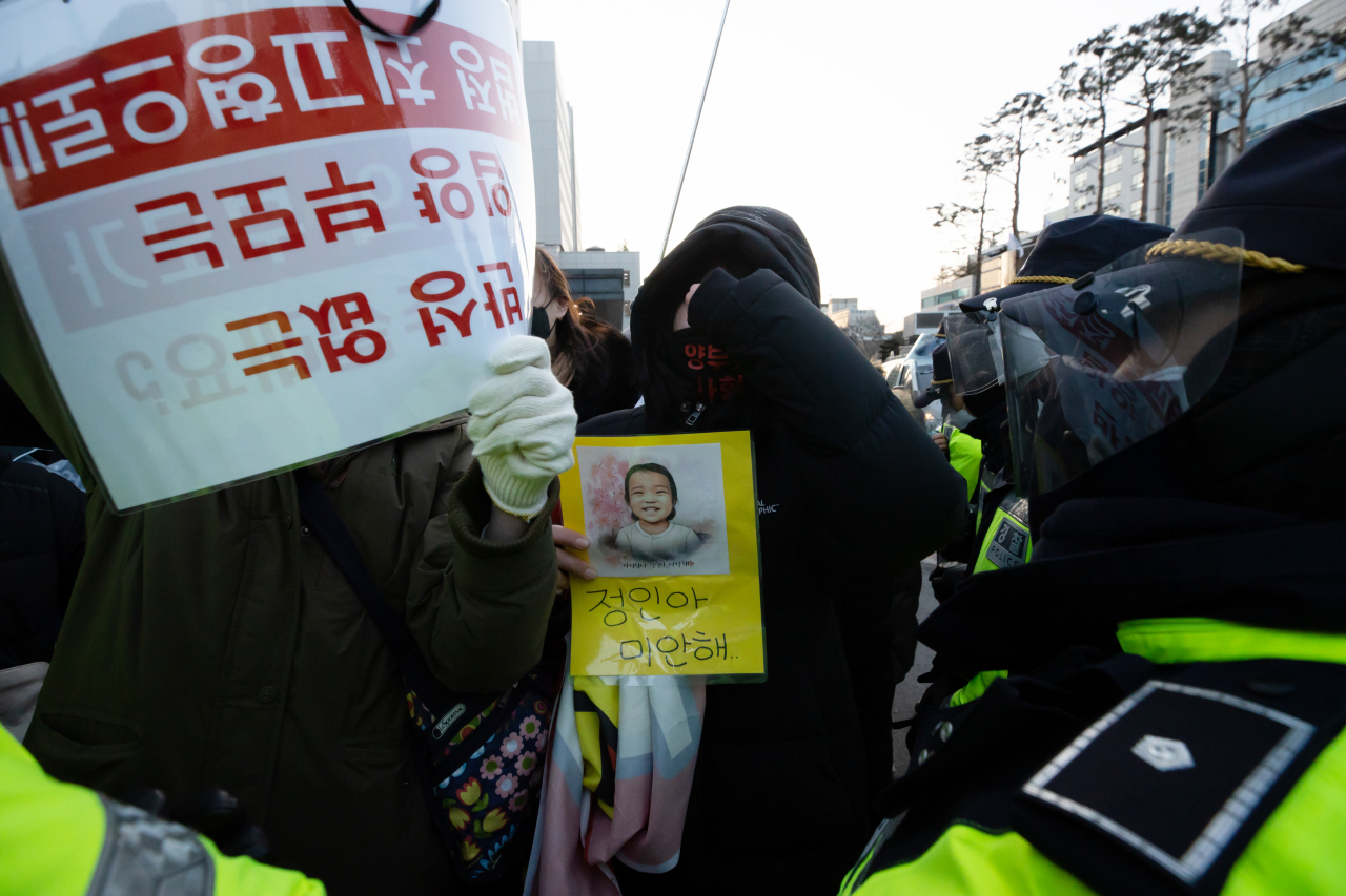 양부모에게 학대 당해 숨진 16개월 영아 ‘정인이 사건’의 증인신문이 열린 지난 17일 서울 양천구 서울남부지법에서 공판이 끝난 후 한 시민이 눈물을 닦고 있다. [연합]