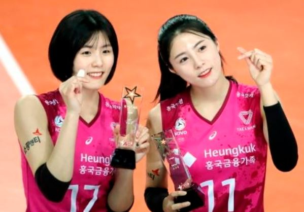 여자 프로배구 흥국생명 소속 ‘쌍둥이 자매’인 이재영(왼쪽)·다영 선수. 지난 10일 두 선수가 학교폭력 가해 사실을 인정하고 사과한 이후 온라인 커뮤니티를 중심으로 과거 학교폭력 피해를 당했다고 주장하는 글이 잇따라 올라오고 있다.[연합]
