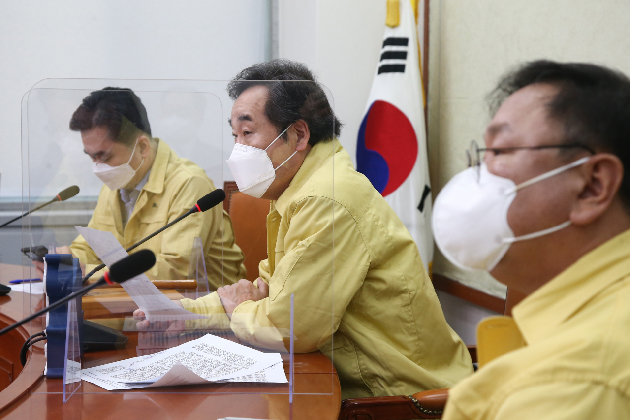이낙연 더불어민주당 대표(가운데)가 19일 국회에서 열린 최고위원회의에서 발언하고 있다. 이상섭 기자
