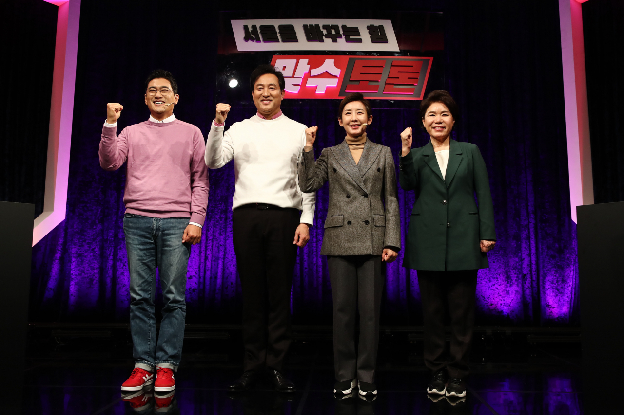 국민의힘 서울시장 예비후보들이 16일 서울 용산구 백범 김구기념관 대회의실에서 열린 '서울을 바꾸는힘 제1차 맞수토론'에서 기념촬영을 하고 있다. 왼쪽부터 오신환, 오세훈, 나경원, 조은희 경선후보. [연합]