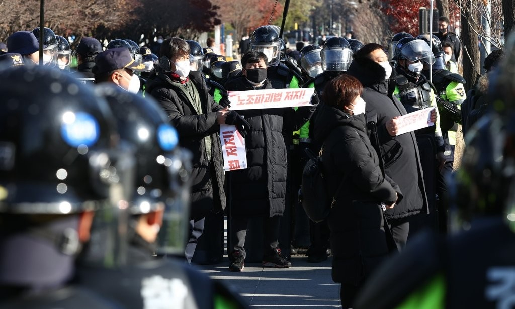 지난해 12월 4일 국회 인근에서 민주노총 조합원들이 노조법 통과 반대 기습 집회를 벌이고 있다. [연합]