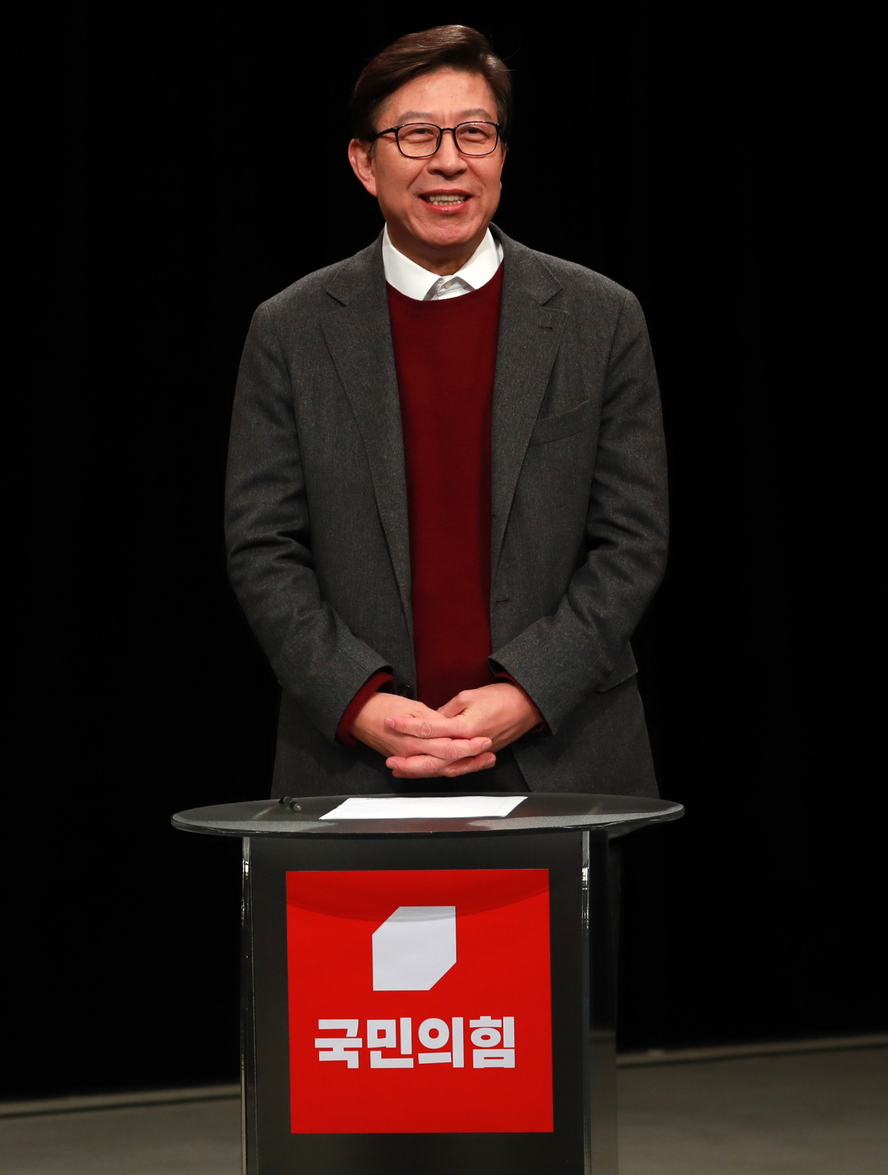 18일 오후 부산 KNN에서 열린 국민의힘 부산시장 경선 후보 간 TV 토론회에 앞서 박형준 후보가 준비를 하고 있다. [연합]