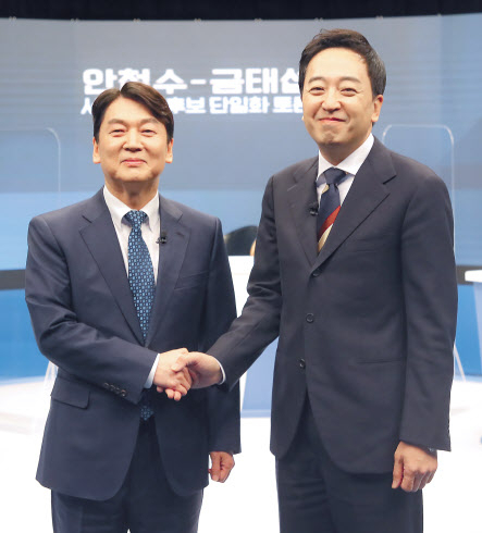 서울시장 재보궐 선거에 출마한 무소속 금태섭 예비후보(오른쪽)과 국민의당 안철수 예비후보가 18일 상암동 채널에이 사옥에서 열린 단일화를 위한 토론에 앞서 악수하고 있다. [연합]