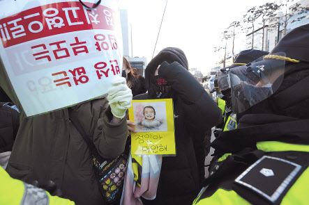양부모에게 학대를 당해 숨진 16개월 영아 ‘정인이 사건’의 증인신문이 열린 지난 17일 서울 양천구 서울남부지법에서 공판이 끝난 후 한 시민이 눈물을 닦고 있다. [연합]