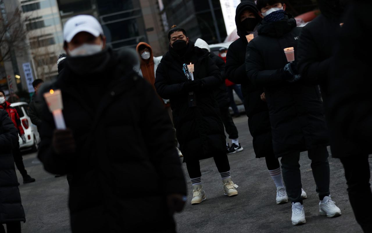 지난 1월 10일 오후 서울 영등포구 여의도동 더불어민주당사 앞에서 대한피트니스경영자협회와 헬스클럽관장연합회 회원들이 신종 코로나바이러스 감염증(코로나19) 관련 실내체육시설에 대한 형평성 있는 집합금지 조치 완화를 촉구하며 촛불 시위를 하고 있다. [연합]