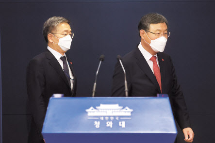 문재인 정부에서 민정수석 잔혹사가 계속되고 있다. 지난해 12월 31일 당시 새로 임명된 신현수 수석(오른쪽)이 김종호 전 민정수석과 함께 청와대 춘추관 대브리핑룸에 입장하고 있다. [연합]