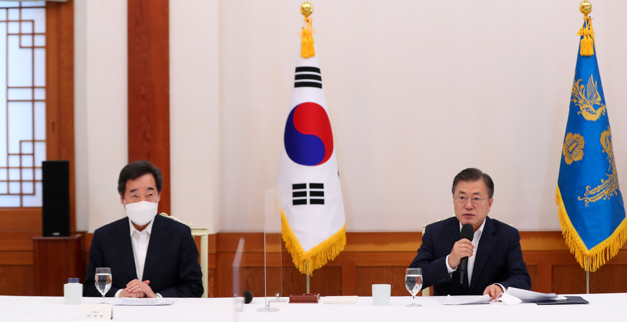 문재인 대통령이 19일 오전 청와대 본관에서 열린 더불어민주당 지도부 초청 간담회에서 인사말을 하고 있다. [연합]