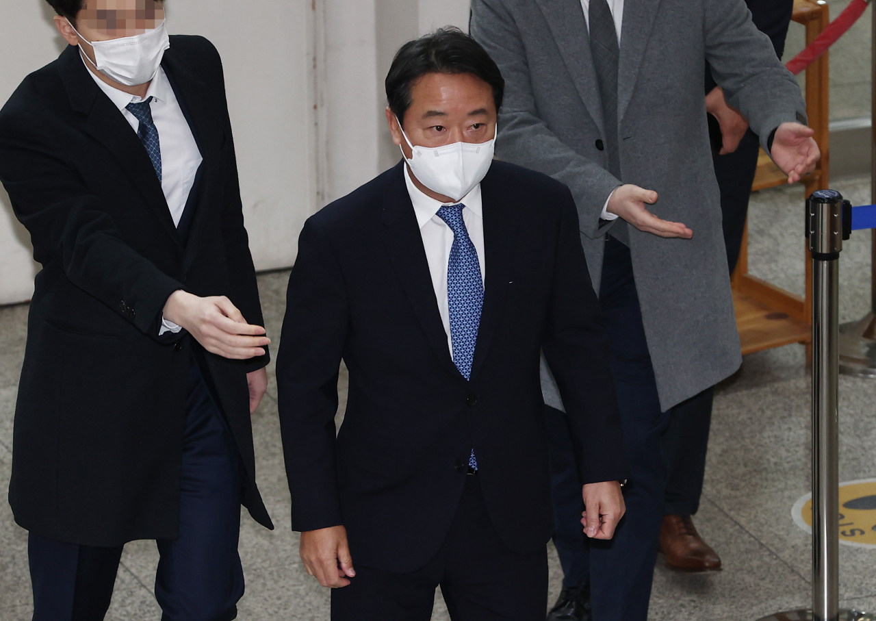 이웅열 전 코오롱 회장. 이 회장은 인보사 사건과 관련해 자본시장법과 약사법 위반 등 혐의로 불구속 기소돼 재판을 받고 있다. [연합]