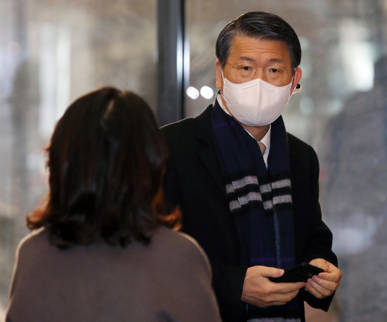 은성수 금융위원장이 산업은행 등 국책은행장들과 회동을 위해 19일 오전 서울 중구 명동 은행회관으로 들어서고 있다, [연합]