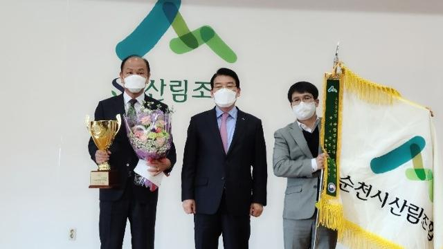 순천시 산림조합 조정록 조합장이 최근 본사에서 산림조합 종합대상을 수상하고 있다.