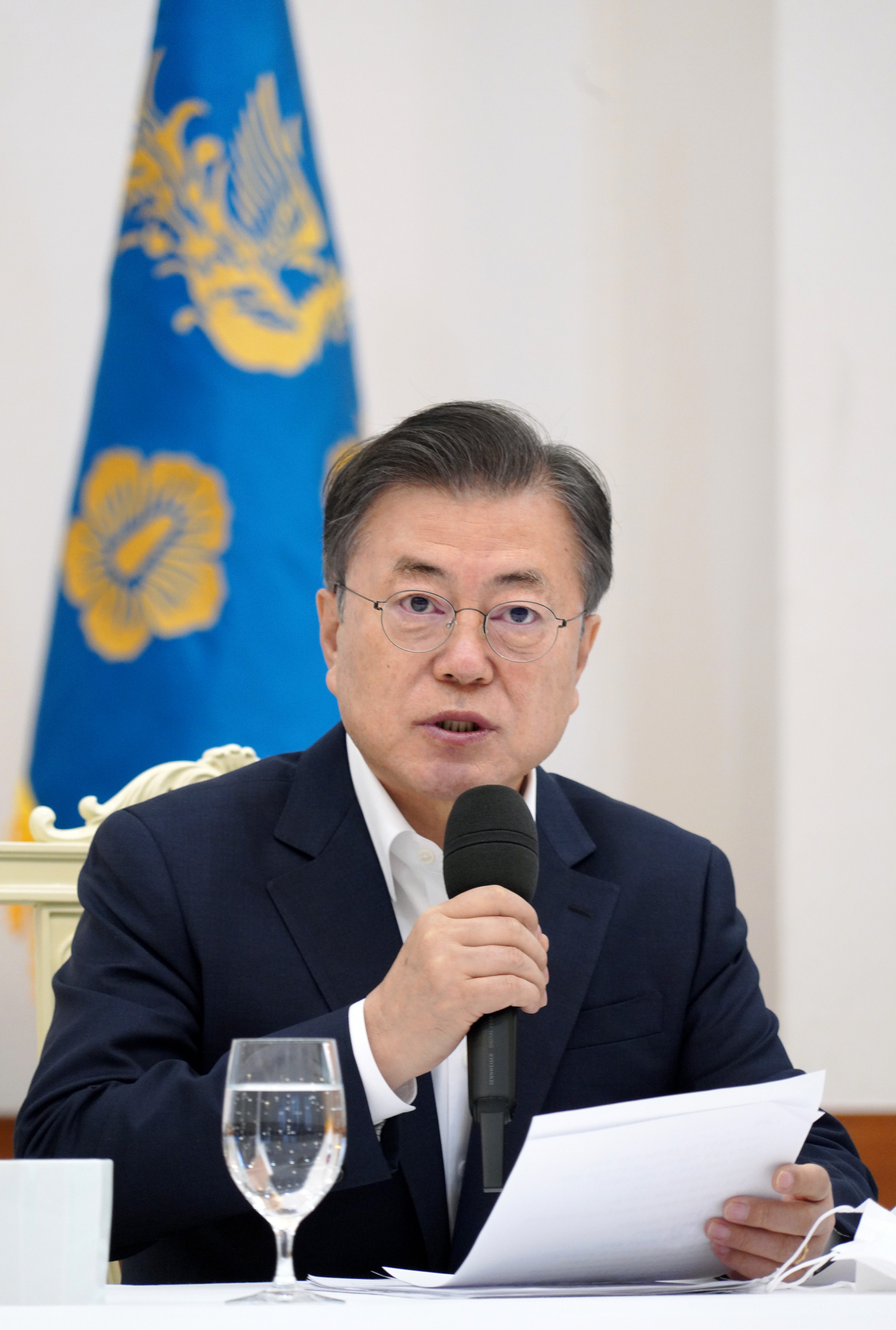 문재인 대통령이 19일 오전 청와대 본관에서 열린 더불어민주당 지도부 초청 간담회에서 인사말을 하고 있다. [연합]