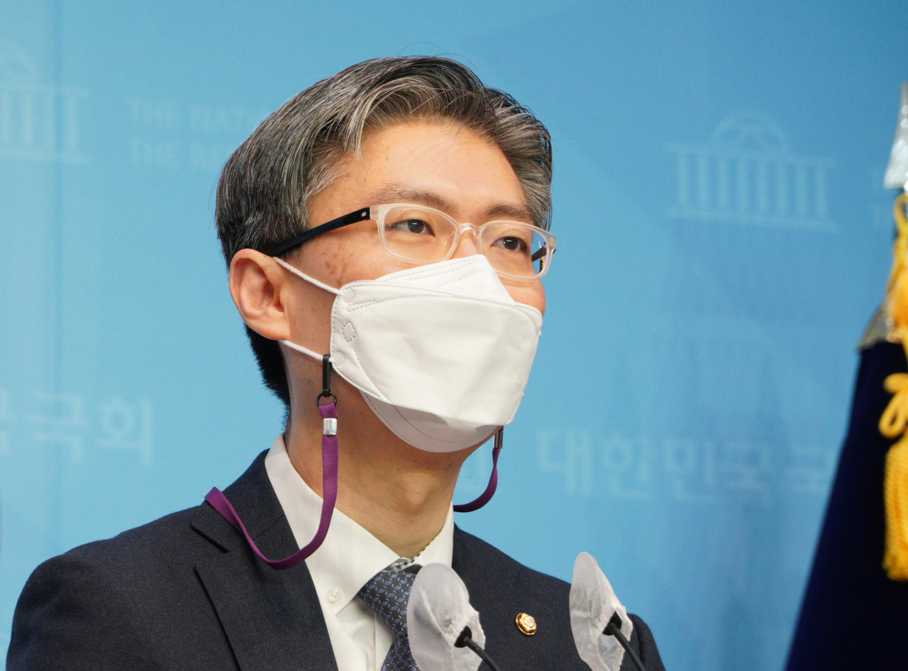 서울시장 보궐선거에 출마한 시대전환 조정훈 의원이 19일 국회 소통관에서 부동산 공약, 경제도시, 사회 양극화 해소 등에 관해 국민의당 안철수 대표에게 공개질문을 하고 있다. [연합]
