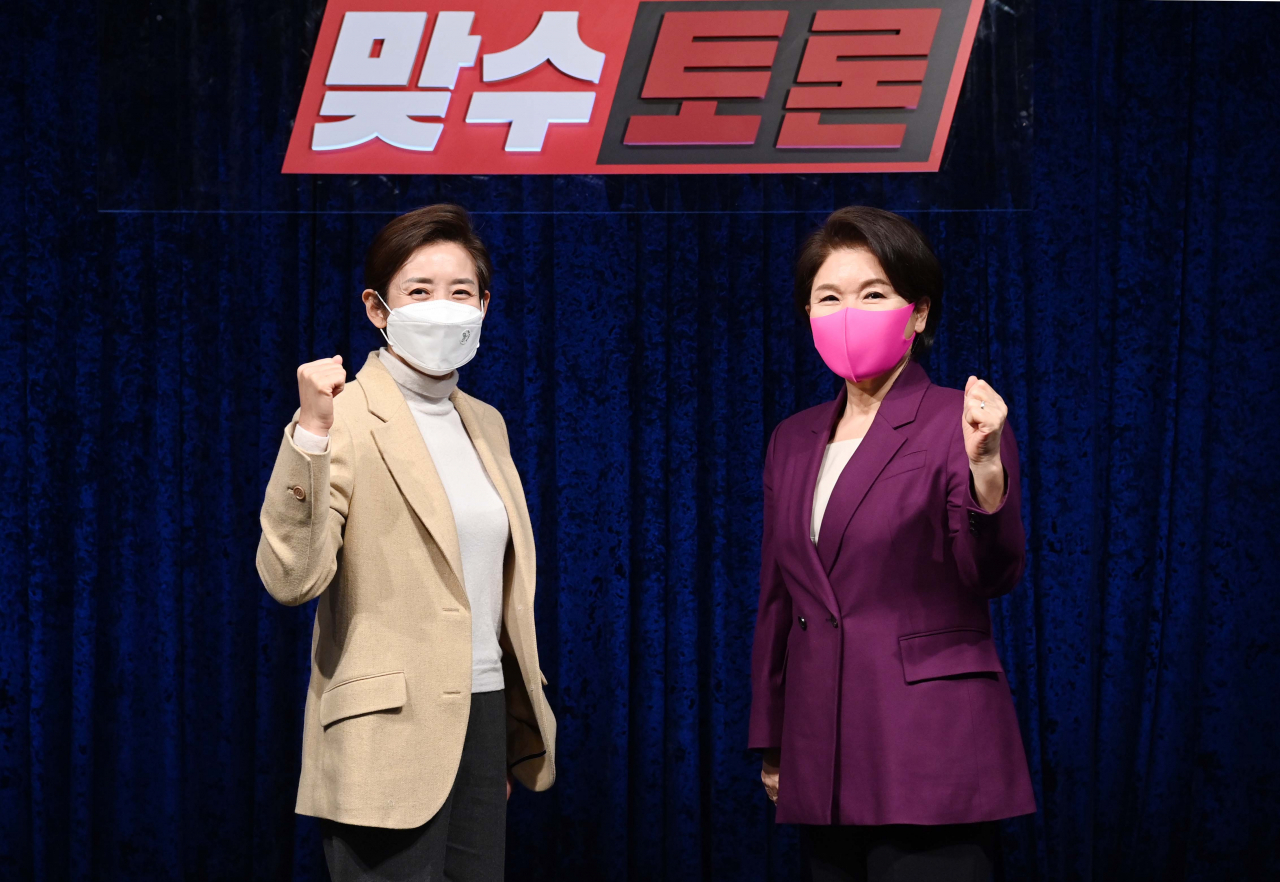 국민의힘 나경원(왼쪽), 조은희 서울시장 경선후보가 19일 서울 용산구 백범김구기념관에서 열린 '2차 맞수토론'에 앞서 기념촬영을 하고 있다. [국회사진기자단]