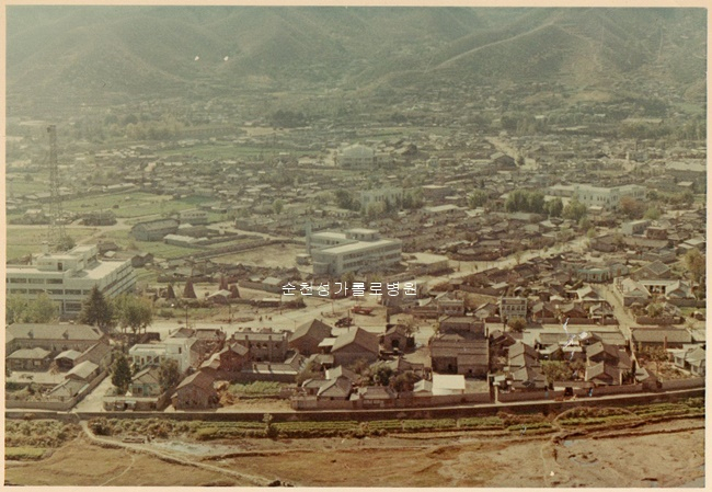 1970년대로 추정되는 순천시 장천동 성가롤로병원 건물과 전화국(KT) 건물. [순천시 제공]