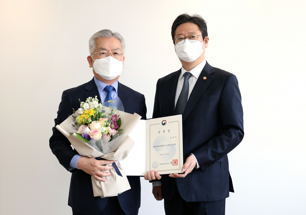 김용삼(왼쪽) 신임 국립박물관문화재단 사장과 임명권자인 황희 문체부 장관 [문체부 제공]
