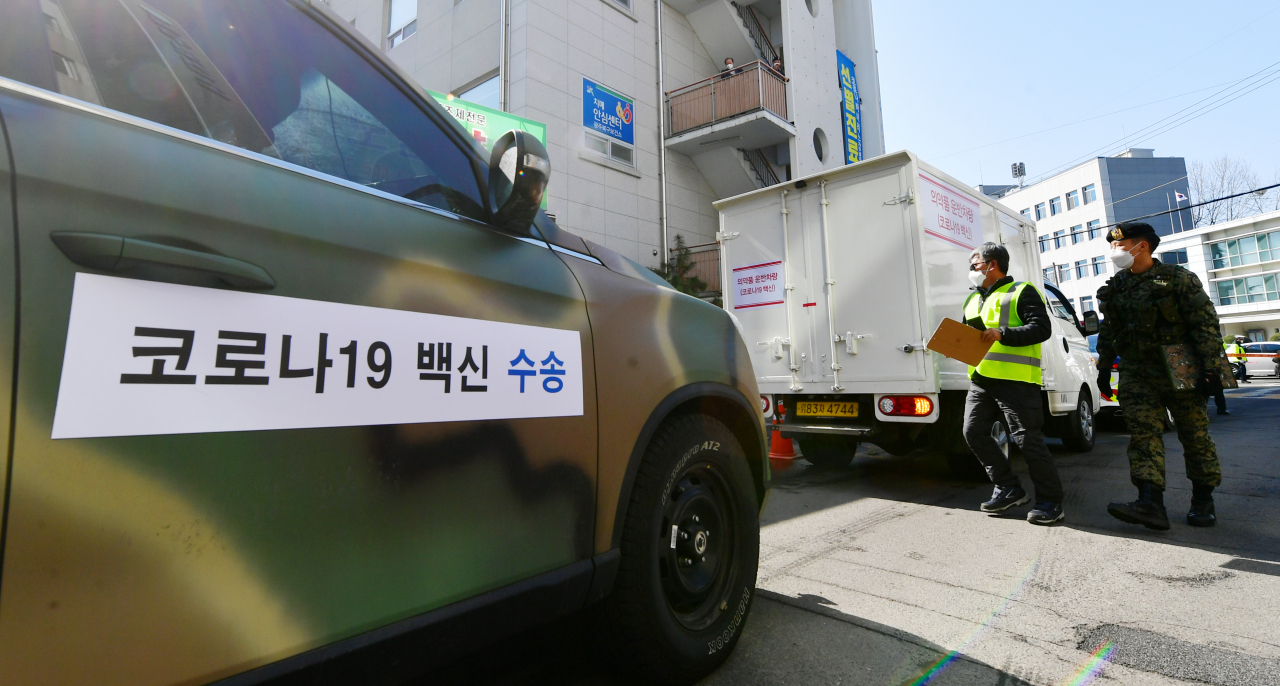 국내에서 생산된 아스트라제네카(AZ)사의 신종 코로나바이러스 감염증(코로나19) 백신을 전국 보건소로 안전하게 배송하는 모의훈련이 19일 진행됐다. 사진은 이날 오후 광주 북부보건소로 도착한 백신 이송업체 차량을 특전사 군인들이 호위하는 모습이다.[사진=연합]