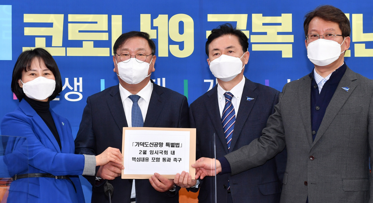 더불어민주당 김태년 원내대표(왼쪽 두번째)가 19일 국회에서 박인영(왼쪽부터), 김영춘, 변성완 부산시장 경선후보들로부터 '가덕도신공항 특별법' 2월 임시국회 내 통과 촉구 서한을 받고 있다. [사진=연합]