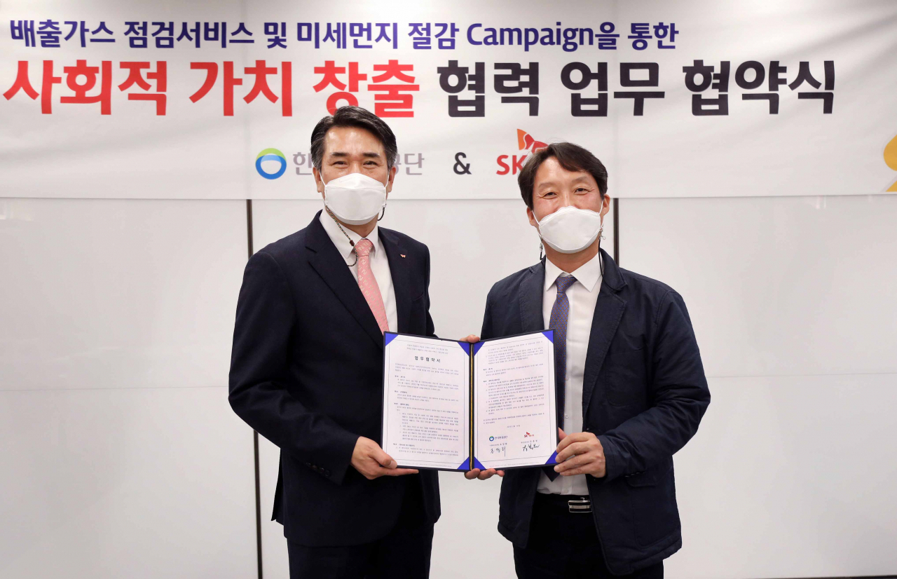 19일 SK서린빌딩에서 SK에너지 강봉원 중부사업부장(왼쪽)과 한국환경공단 조강희 기후대기본부장(오른쪽)이 ‘배출가스 점검 서비스 및 미세먼지 절감 캠페인(Campaign)을 통한’ 사회적 가치 창출을 위한 업무협약(MOU)을 체결했다.
